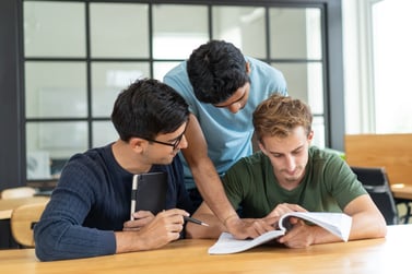 estudiantes-serios-centrados-en-la-asignacion-de-clase
