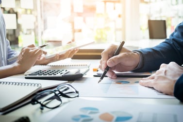 hombre-de-negocios-financiero-inspector-secretaria-haciendo-informe-calculo-o-comprobacion-balance-inspector-del-servicio-de-rentas-internas-revisando-el-documento-concepto-de-auditoria