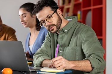 joven-escribiendo-durante-la-sesion-de-estudio