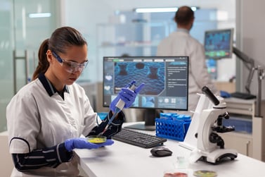 medico-cientifico-realizando-un-experimento-clinico-con-micropipeta