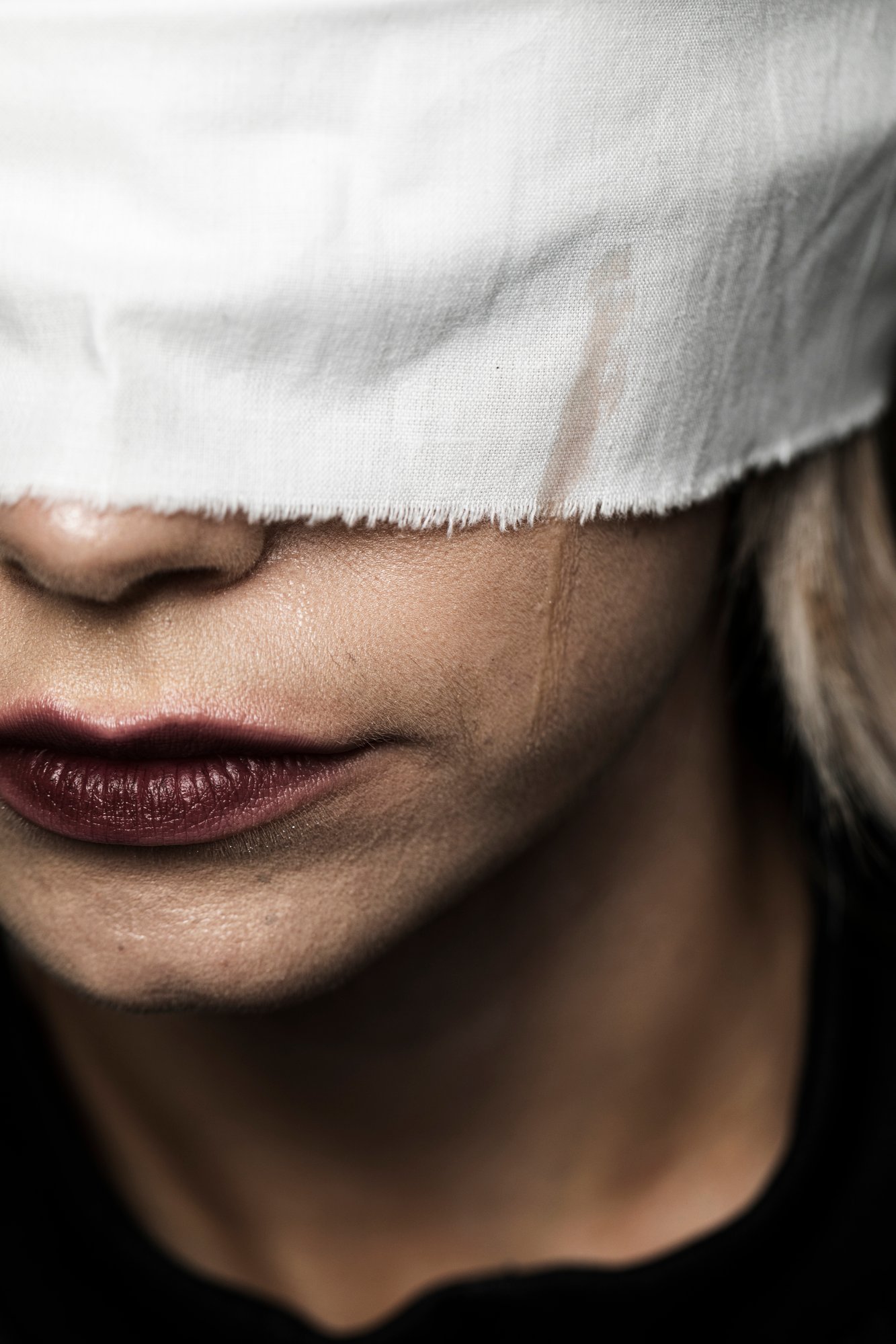 primer-plano-de-mujer-rubia-con-venda-blanca